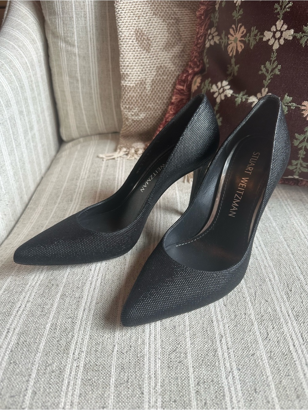 Stuart Weitzman Curvia Pump in Black Nouveau Leather